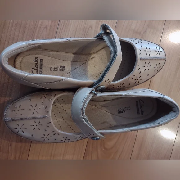 Clarks Collection Women's Mary Jane Shoe Size 8 M Laser Cut Brown Leather Wedge - Picture 2 of 7